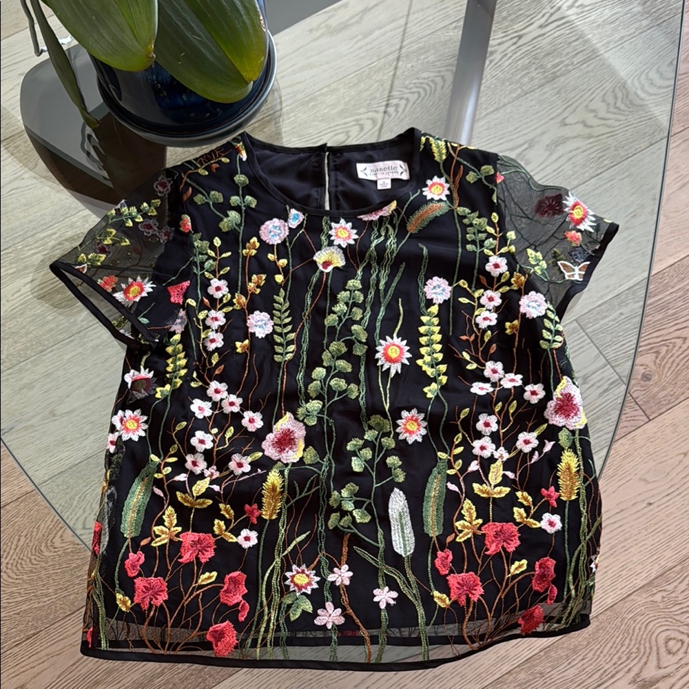 Nanette Lepore Embroidered Floral Top. (NWOT) Size XS